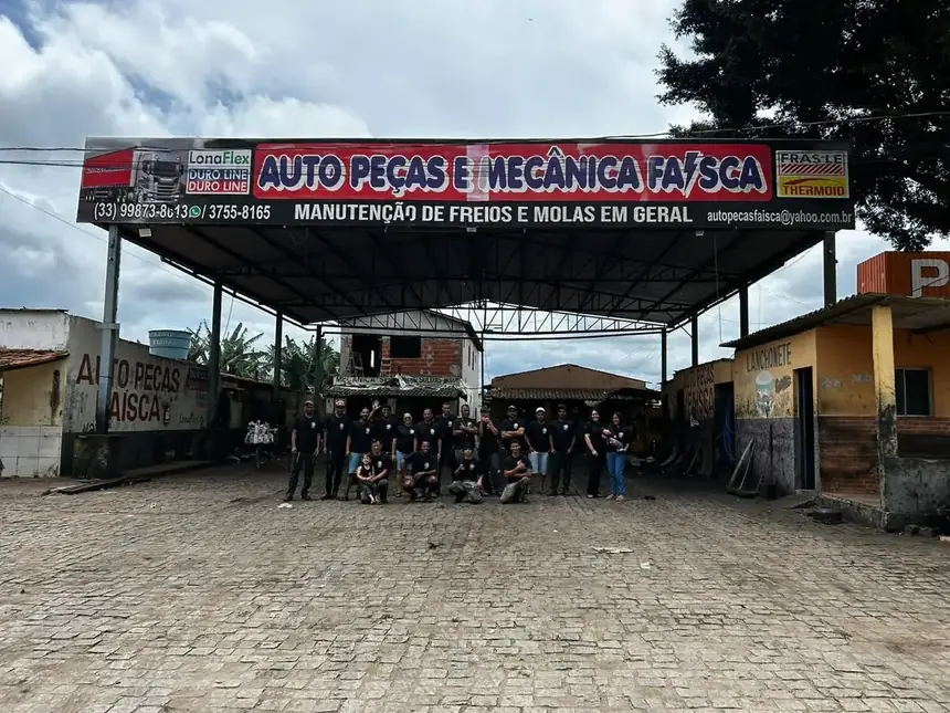 Equipe da Faísca reunida em frente à oficina